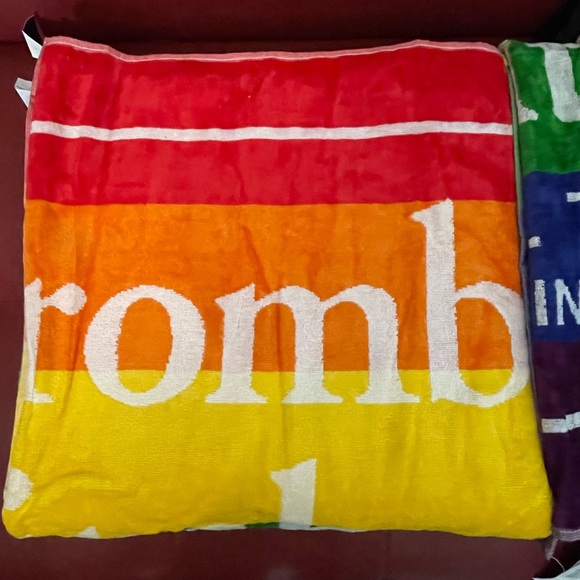 ABERCROMBIE & FITCH RAINBOW 🌈 BEACH 🏝️ 🏖️ TOWEL NWT - Picture 6 of 15